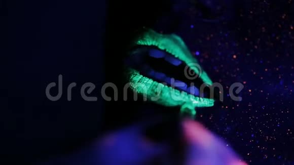 浅色紫外线荧光粉视频的预览图