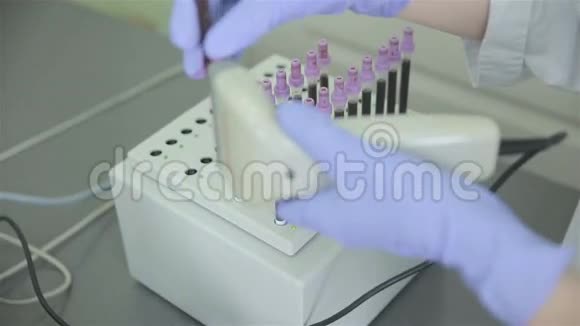 护士用分析扫描试管并在实验室瓶下放置支架视频的预览图
