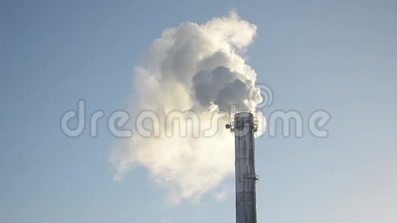 白烟从工厂烟囱上升到蓝天发电和空气污染和大气视频的预览图