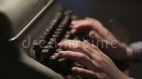 女孩用旧打字机打字视频的预览图