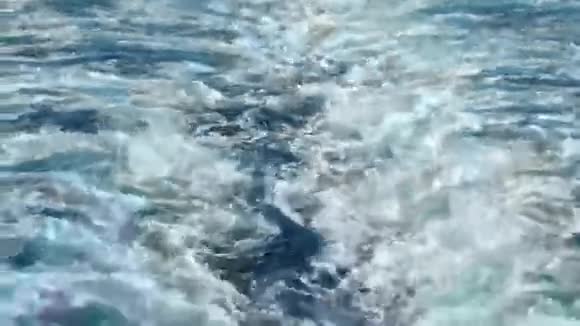 从游船的船底出发的海上小径视频的预览图