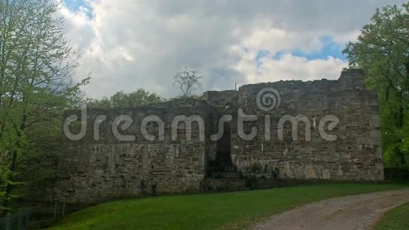 一座城堡的废墟在阴天保持视频的预览图