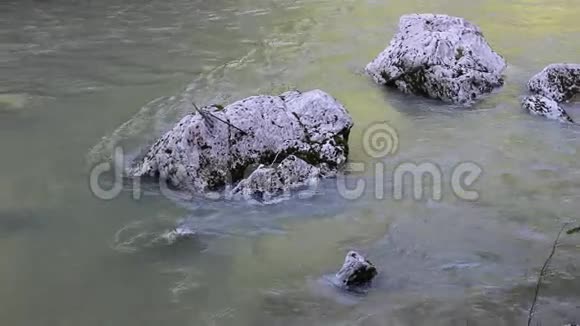 流的河流和石头视频的预览图