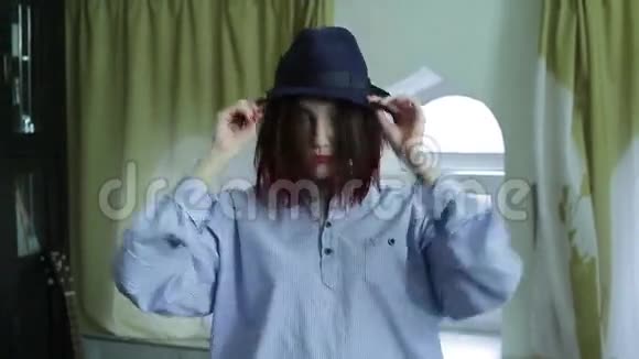 年轻漂亮的女人戴帽子摸头发1920x1080视频的预览图