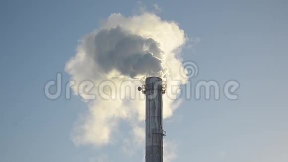 从工厂烟囱冒出来的白烟上升到蓝天发电空气污染和大气视频的预览图