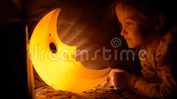 孩子在灯下睡着了视频的预览图