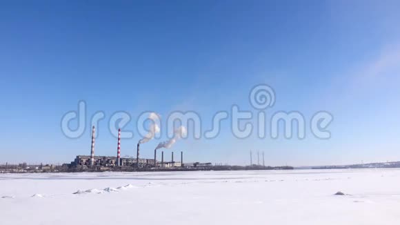 重工业烟囱污染大气该地区的工业景观视频的预览图