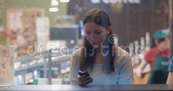 年轻女性在智能手机上写信息视频的预览图