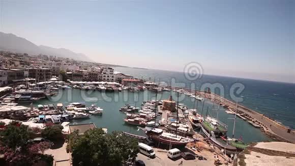 码头附近的渔船停泊渔船游艇和渔船总体规划视频的预览图