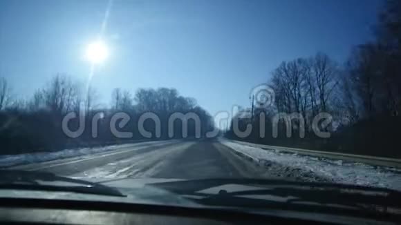 在结冰的道路上驾驶汽车危险的道路冬季景色视频的预览图