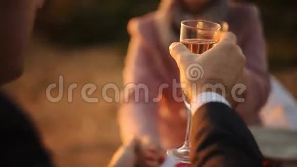 情侣共享浪漫日落晚餐视频的预览图