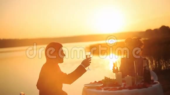 在海滩上享受浪漫的日落晚餐视频的预览图