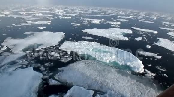 在北极的浮冰破冰船旁边视频的预览图
