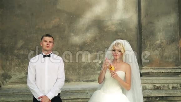 绿色墙上漂亮的新婚夫妇视频的预览图