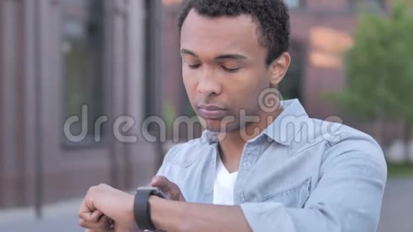 年轻的非洲男人用智能手表视频的预览图