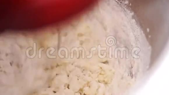 自动搅拌机搅拌蛋白质质量视频的预览图