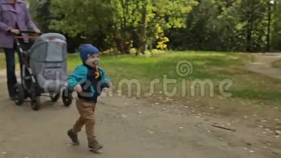 小男孩在公园里慢动作视频的预览图