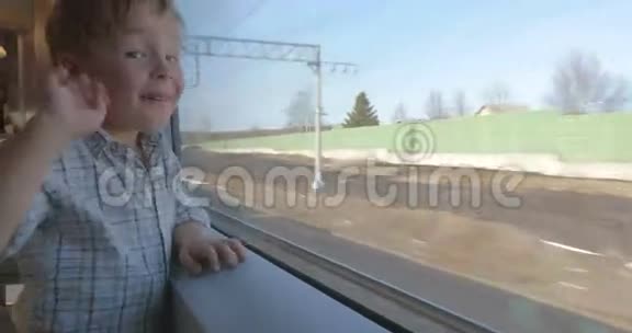 从火车窗口伸出手视频的预览图