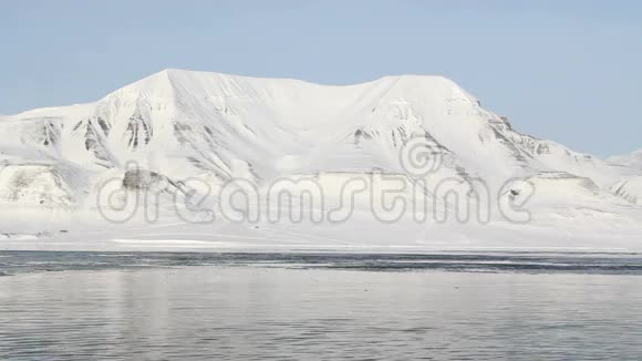 北冰洋的冰海岸斯瓦尔巴的隆年比恩周围三月的晴天视频的预览图