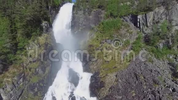 挪威的速成瀑布空中观景夏日时光苔藓是一个强大的孪生的瀑布著名视频的预览图