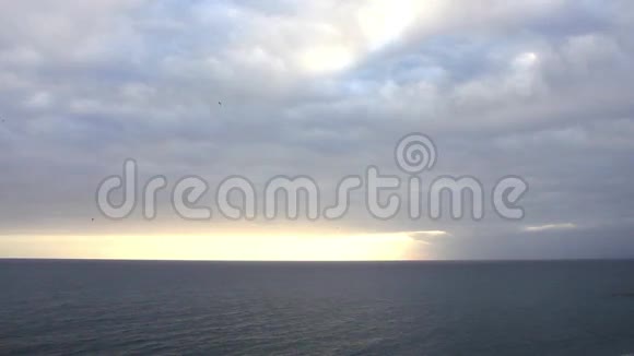 云层笼罩着海洋视频的预览图