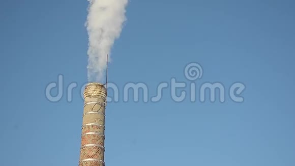 白烟从工厂烟囱上升到蓝天发电和空气污染和大气视频的预览图