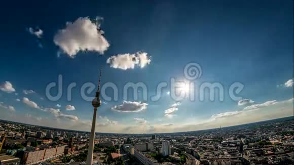 完美的柏林天际线空中美丽的太阳和夏季的一些云视频的预览图