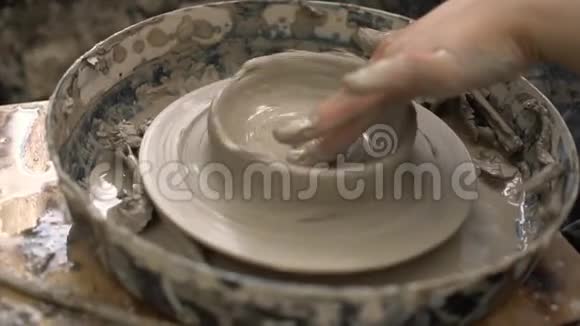 年轻的陶工用粘土干活视频的预览图