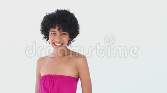 笑着穿着粉红色的黑发女人视频的预览图