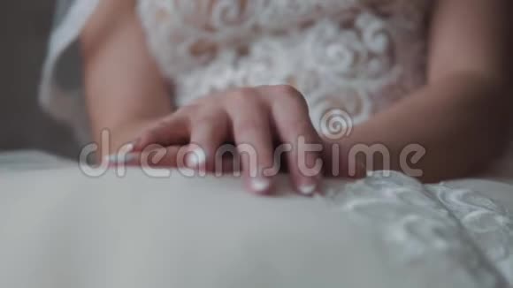新娘的手放在婚纱上视频的预览图