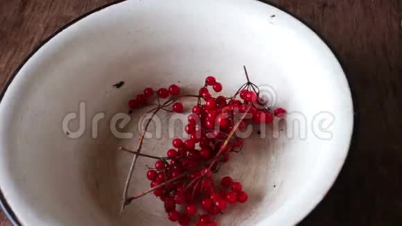 在陶器碗里和旧木桌上放些有活力的浆果视频的预览图