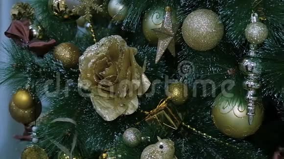 挂在圣诞树上的金色装饰品视频的预览图