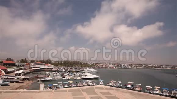 码头附近的渔船停泊渔船港口内的游乐船和渔船计划视频的预览图