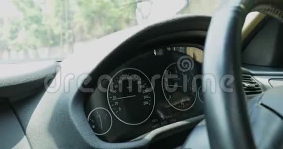 车内测速仪和方向盘视频的预览图