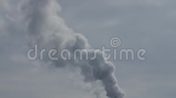 工厂烟雾叠加在蓝天背景上视频的预览图