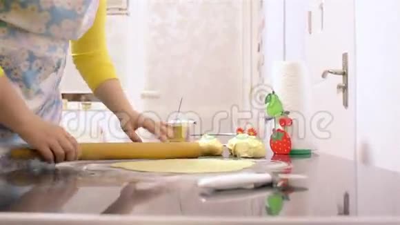 女人在厨房做面团视频的预览图