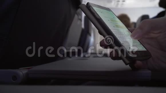 坐在飞机上的女人和有趣的智能手机股票录像视频的预览图