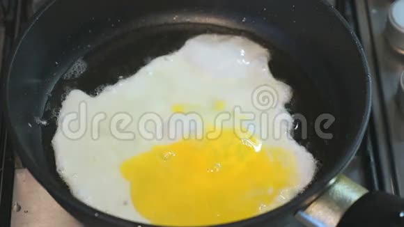 煎锅煎蛋的过程滑雪板站在滚刀上特写视频的预览图
