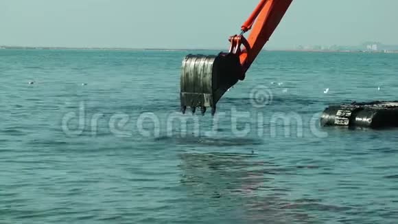 挖掘机在海上工作清除海洋废弃物污染视频的预览图