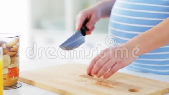 孕妇在家厨房切水果视频的预览图