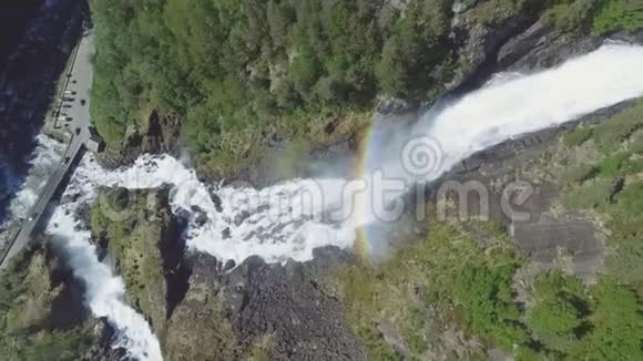 挪威的速成瀑布空中观景夏日时光视频的预览图