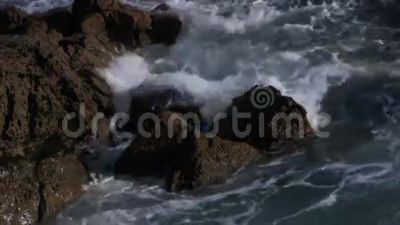 波浪撞击岩石视频的预览图