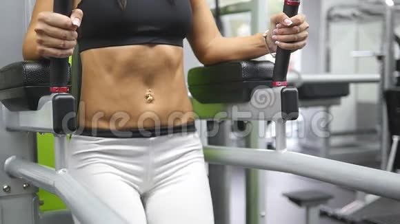 年轻强壮的女人穿着运动服在健身房锻炼腹部美丽的女性躯干视频的预览图