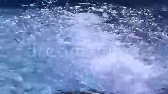 蓝色的水流视频的预览图