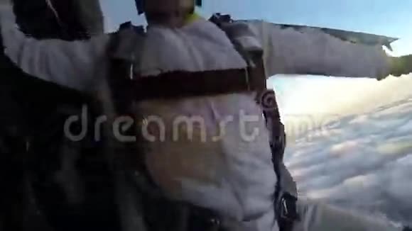 从12000英尺高空跳伞视频的预览图