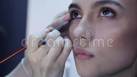 化妆师做专业化妆视频的预览图
