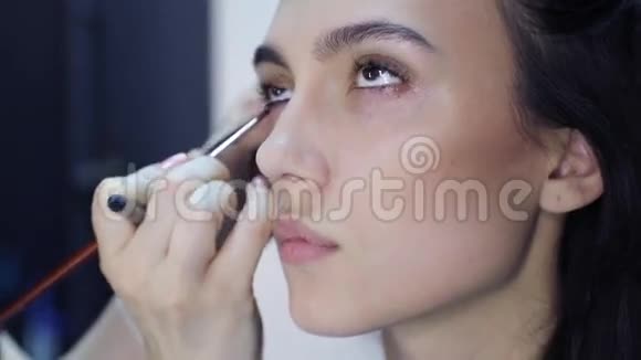 化妆师做专业化妆视频的预览图