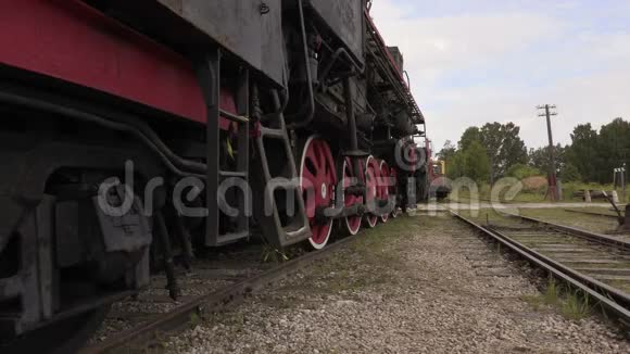 铁路员工踏出机车视频的预览图