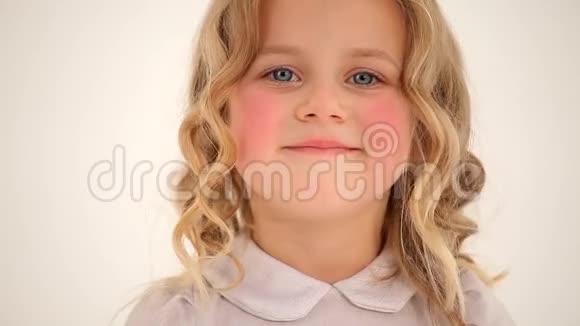 特写镜头可爱的小可爱的小女孩蹒跚学步的孩子金发红润的脸颊在镜头中微笑视频的预览图