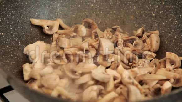 厨房锅上的肉和蘑菇视频的预览图